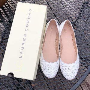 Lauren Conrad Scalloped White Flower Flats W 8.5